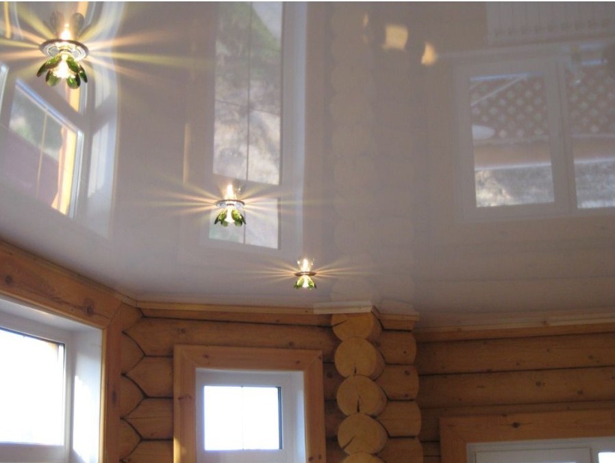 натяжной потолок с точечными светильниками в деревянном доме
