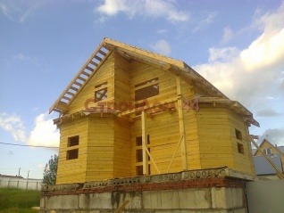 Дом из обычного. бруса 150х150 мм размером 8х11 м построенный в Тульской области в июне 2015г